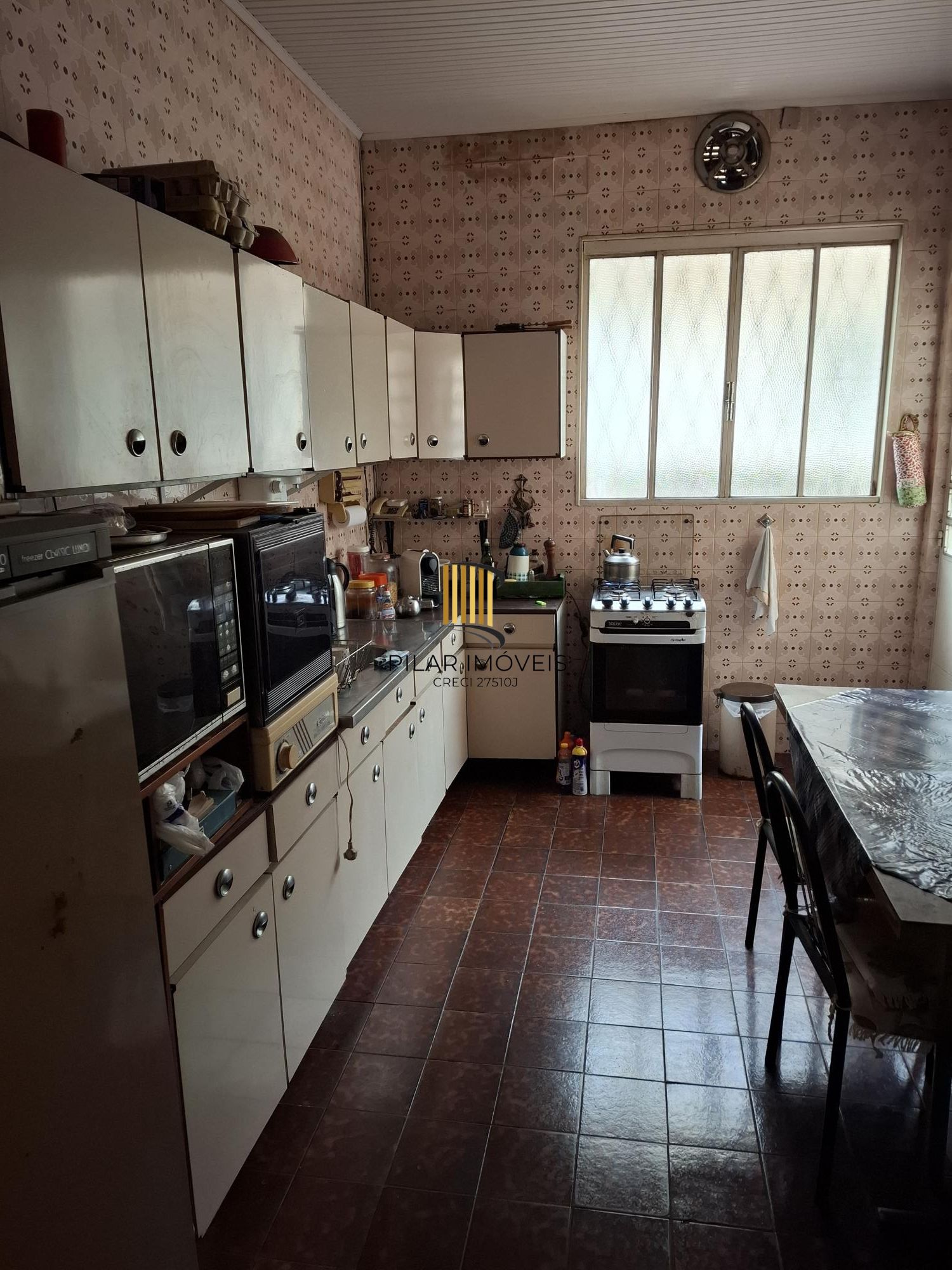 Casa no Bairro Petrópolis, à 800 metros da Encol, com pátio e piscina.