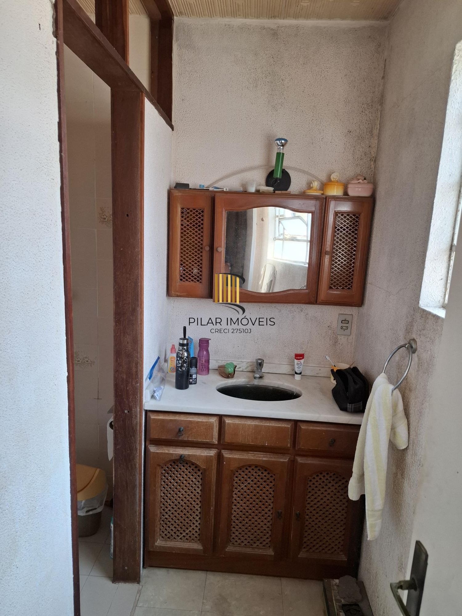 Casa no Bairro Petrópolis, à 800 metros da Encol, com pátio e piscina.