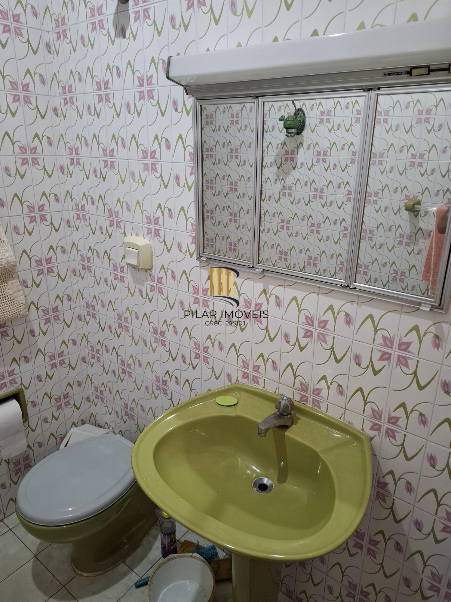 Casa no Bairro Petrópolis, à 800 metros da Encol, com pátio e piscina.