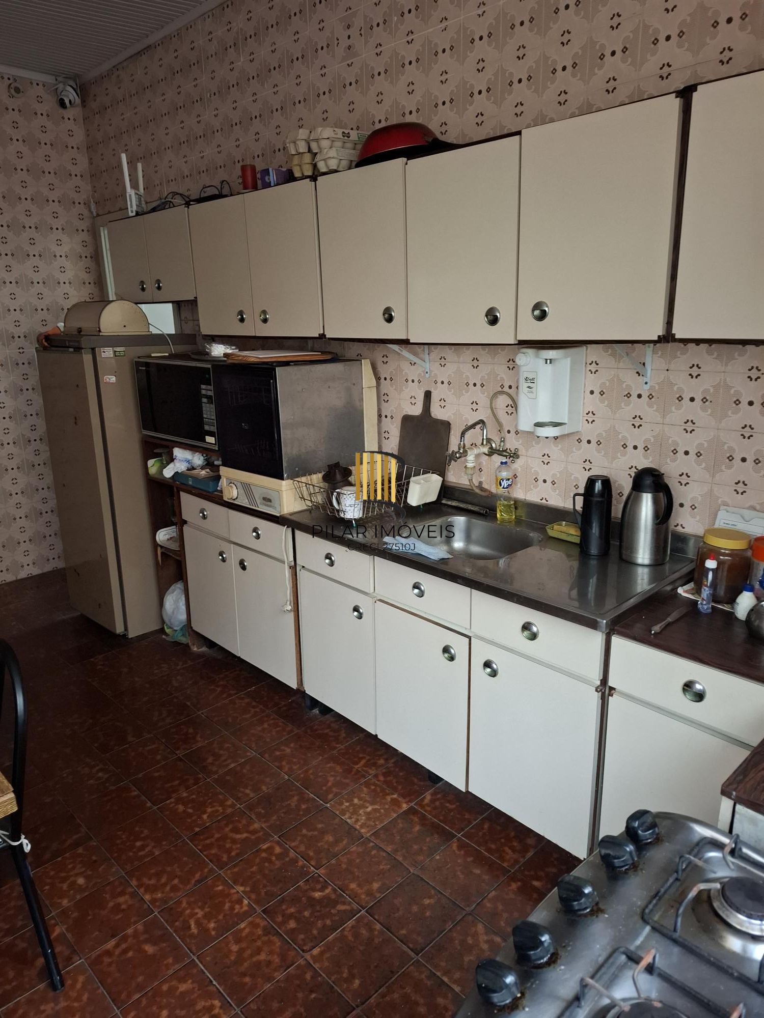 Casa no Bairro Petrópolis, à 800 metros da Encol, com pátio e piscina.