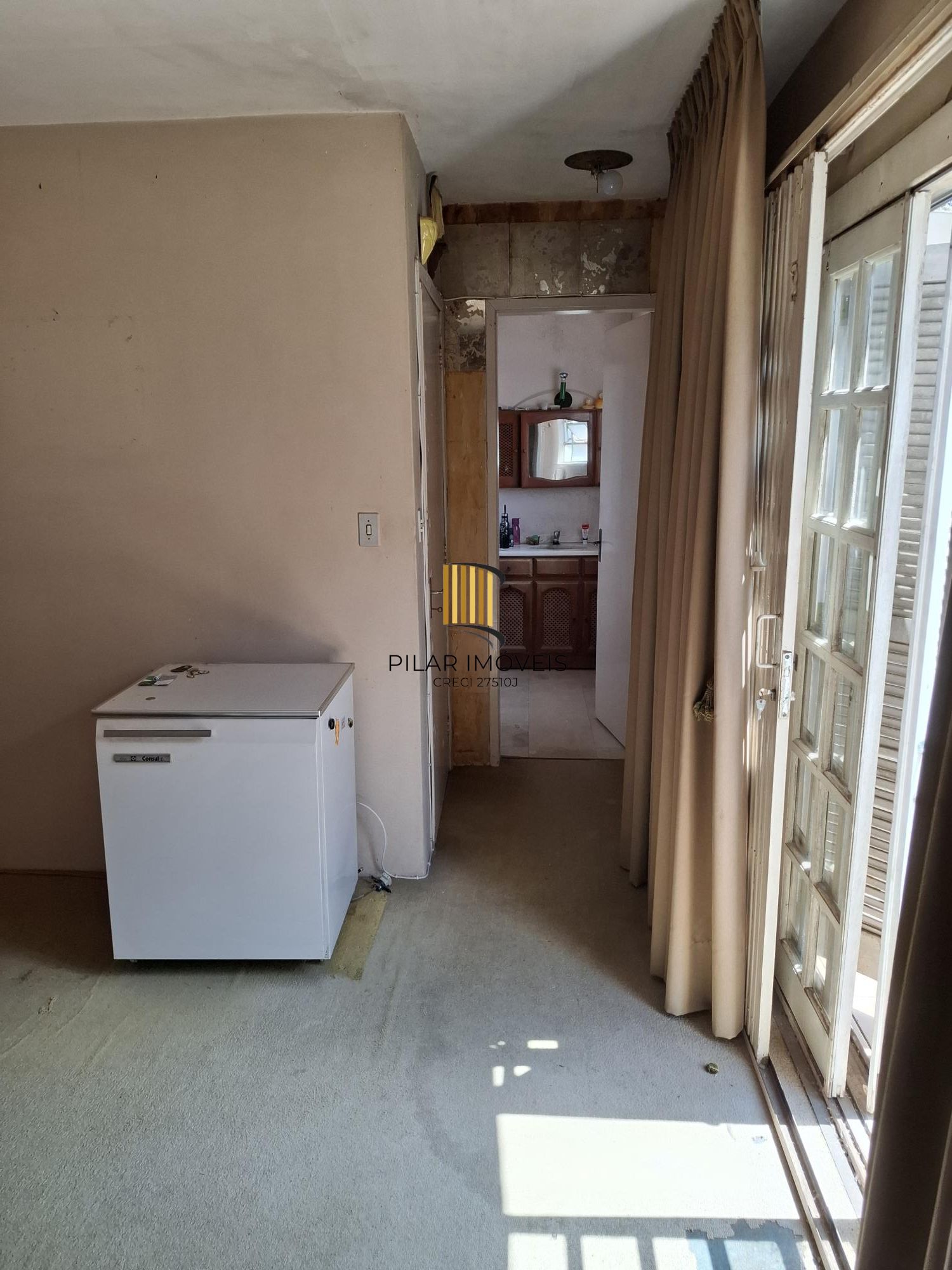 Casa no Bairro Petrópolis, à 800 metros da Encol, com pátio e piscina.