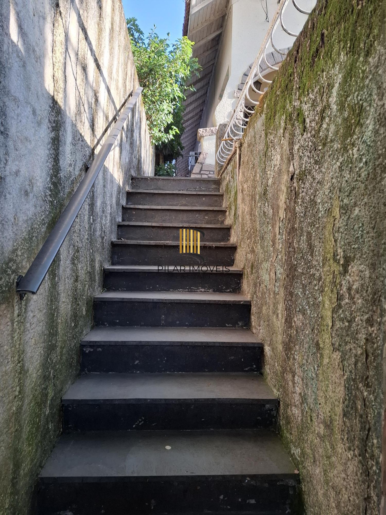 Casa no Bairro Petrópolis, à 800 metros da Encol, com pátio e piscina.