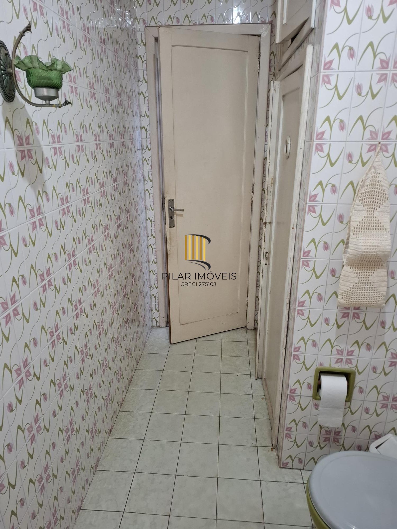 Casa no Bairro Petrópolis, à 800 metros da Encol, com pátio e piscina.