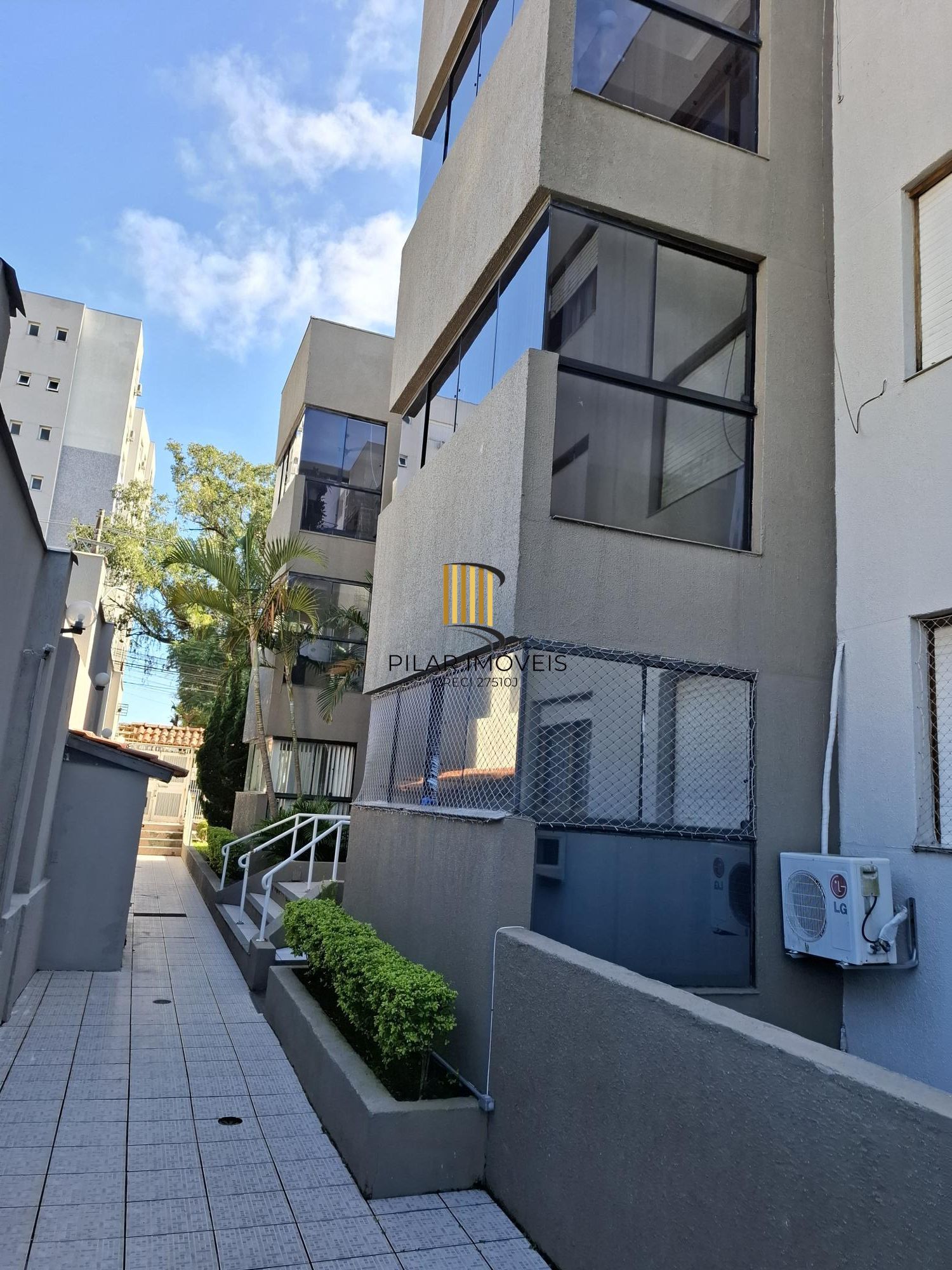 Apartamento amplo de 1 dormitório, 1 vaga, churrasqueira e área de serviço separada.