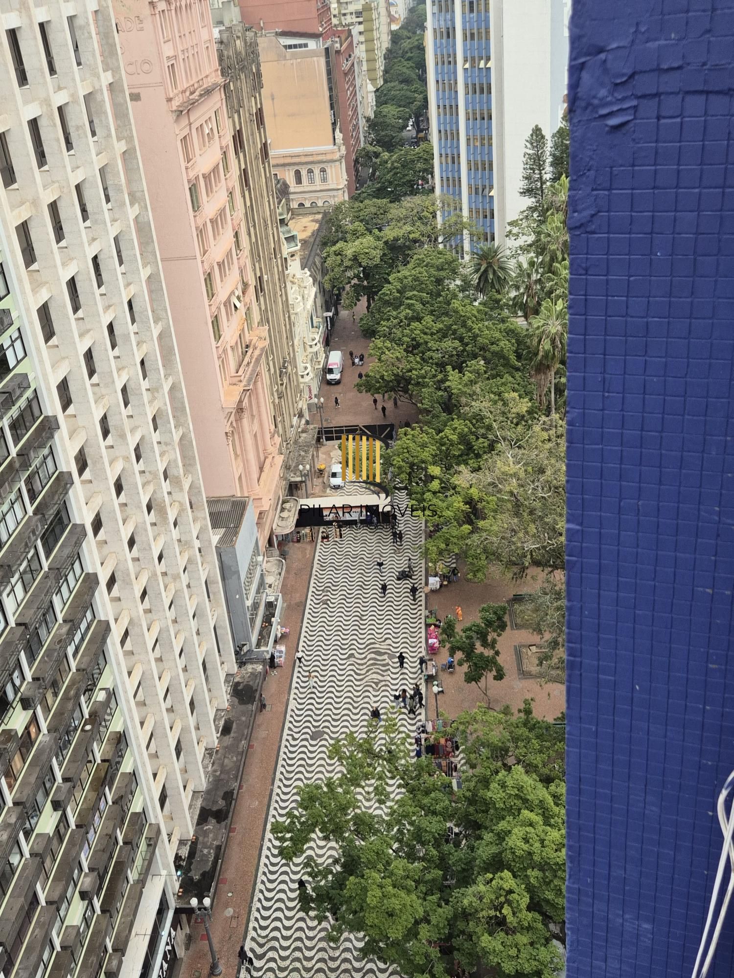 Prédio desocupado de 16 andares