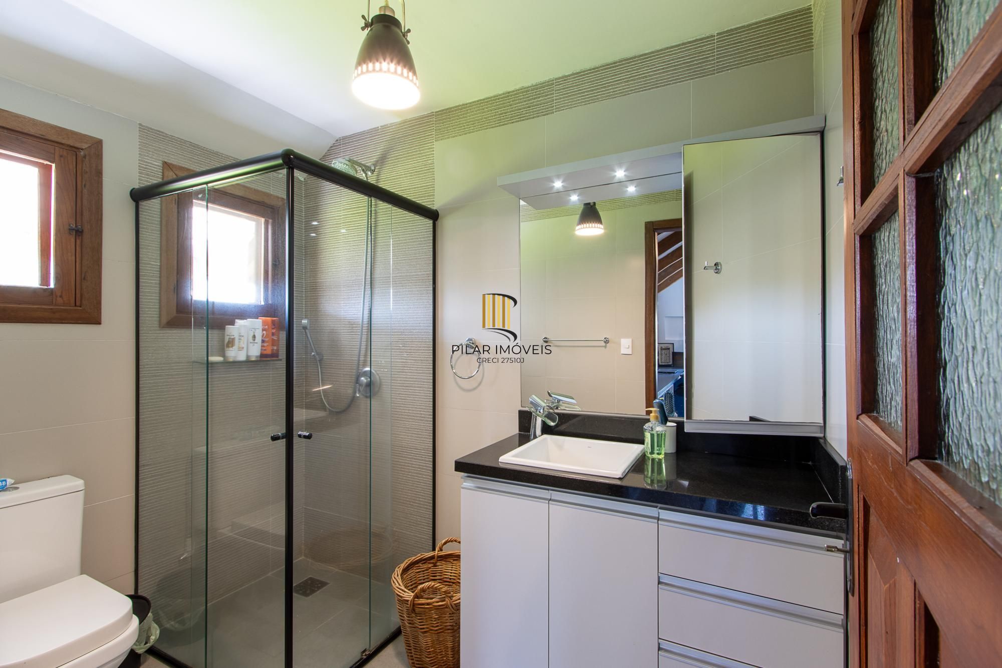 Casa 4 suites no Terra Ville, com home office, estar íntimo, 4 vagas e piscina.