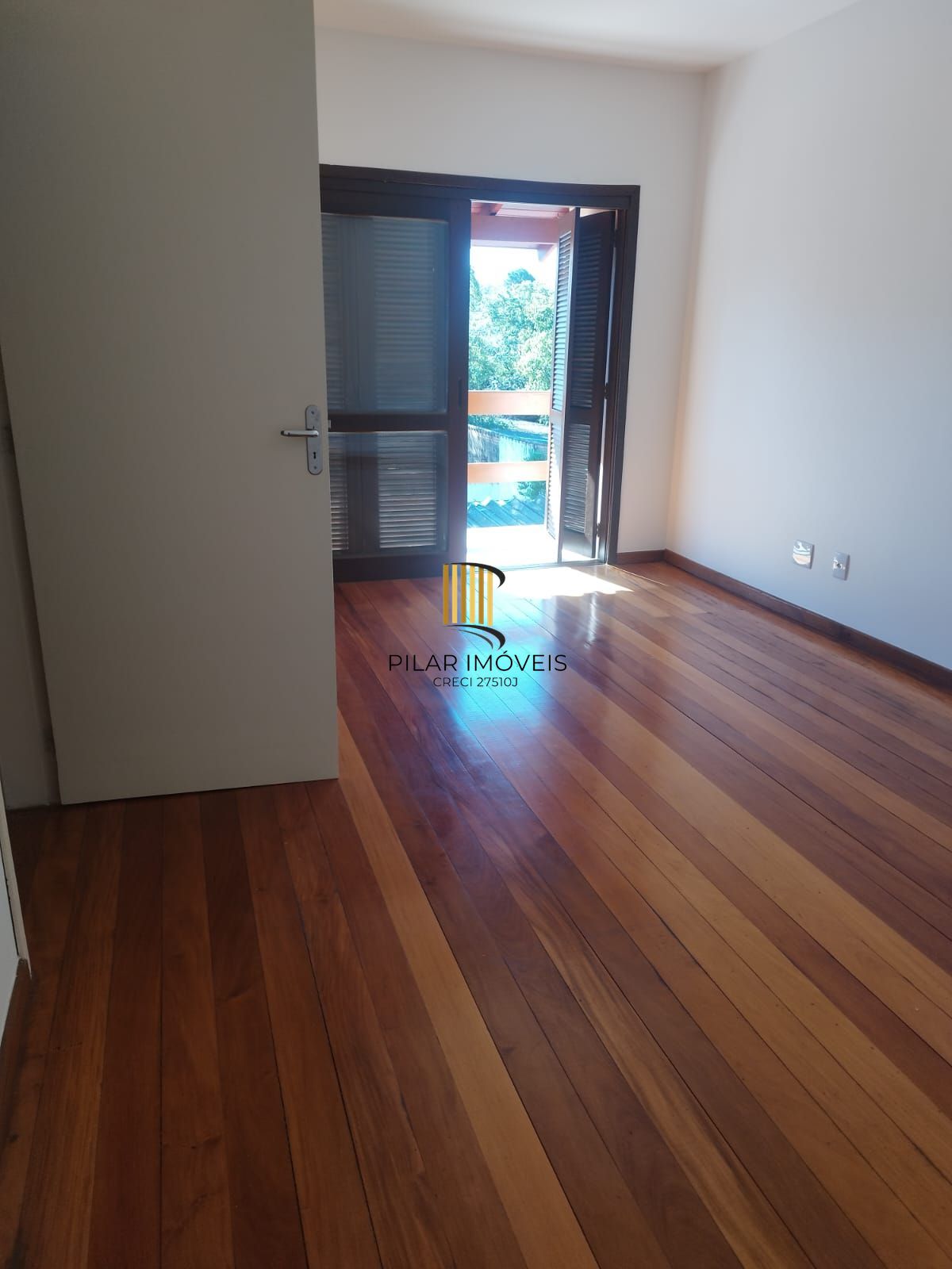 Casa de 4 dormitórios com 250 m² de área privativa