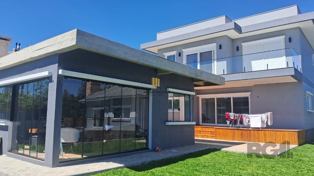 Linda Casa Ampla com 3 Suítes Construída Recentemente em Condomínio no Bairro Nobre de Gramado
