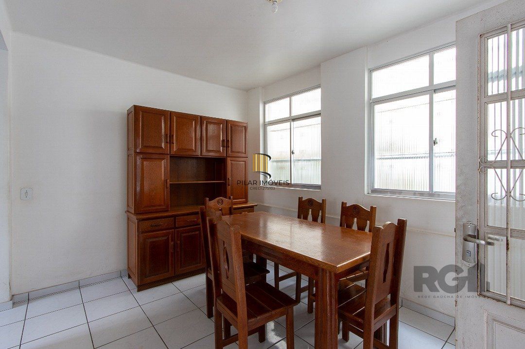 Casa 5 dormitórios no bairro Ipanema