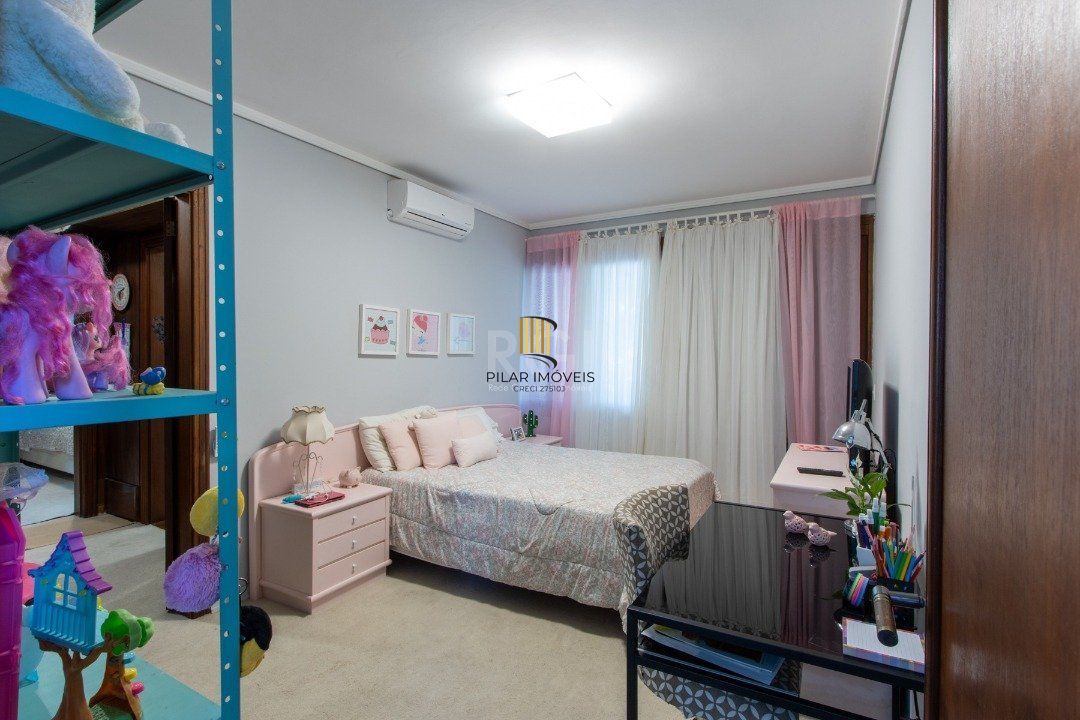 Casa de Condomínio 8 dormitórios no bairro Cavalhada