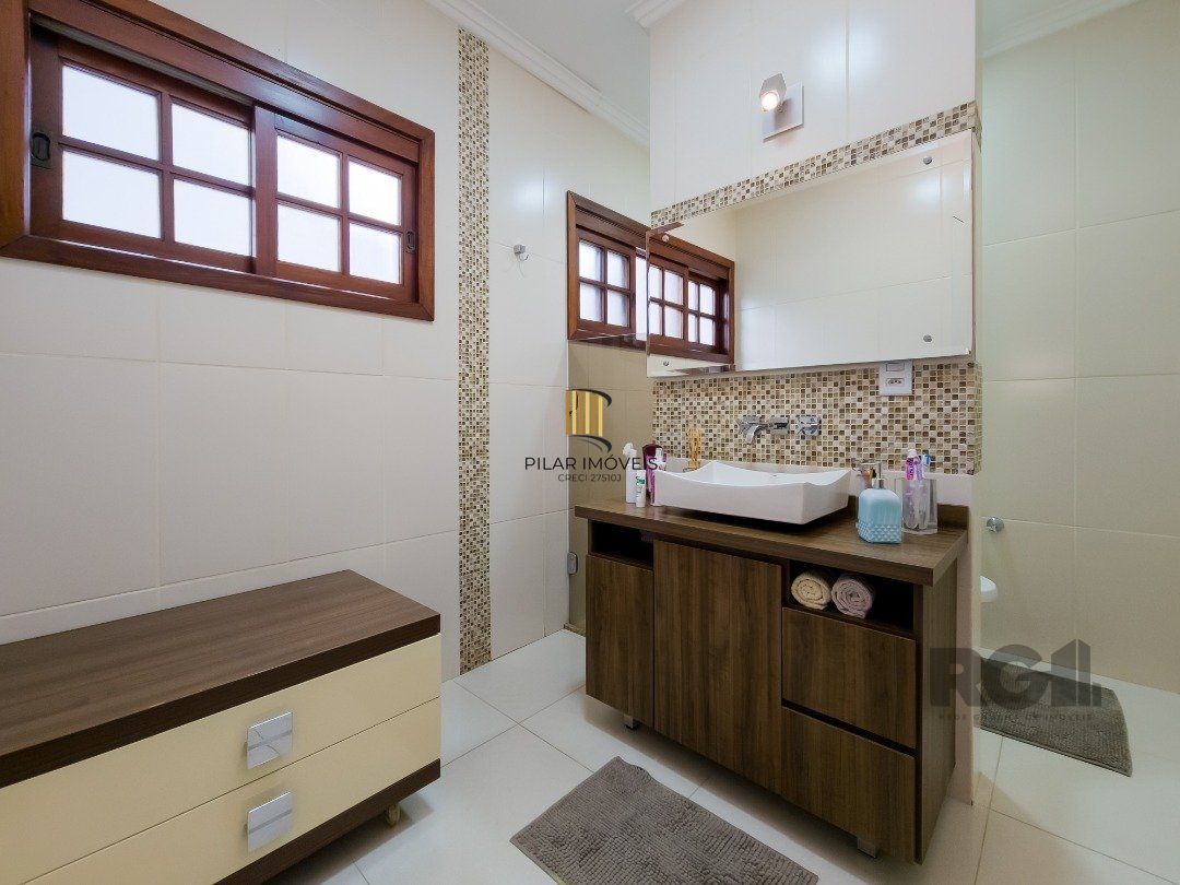 Casa 4 dormitórios no bairro Glória