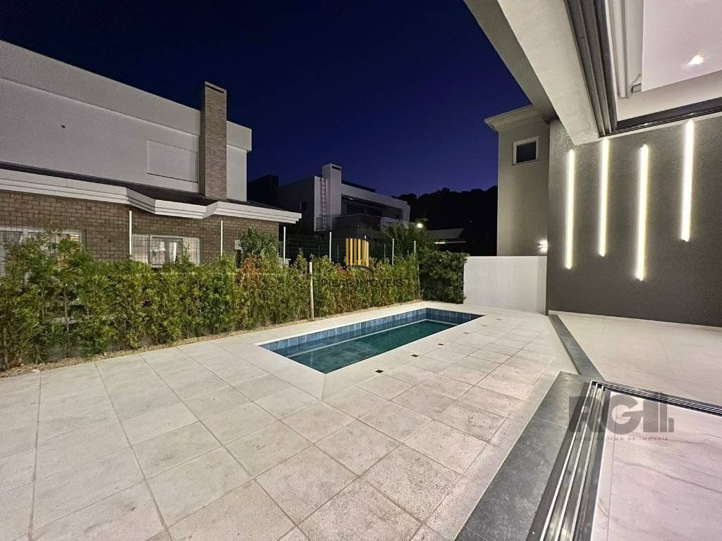 Casa térrea no Condomínio Velas da Marina com 4 suítes, piscina e 243m² privativos