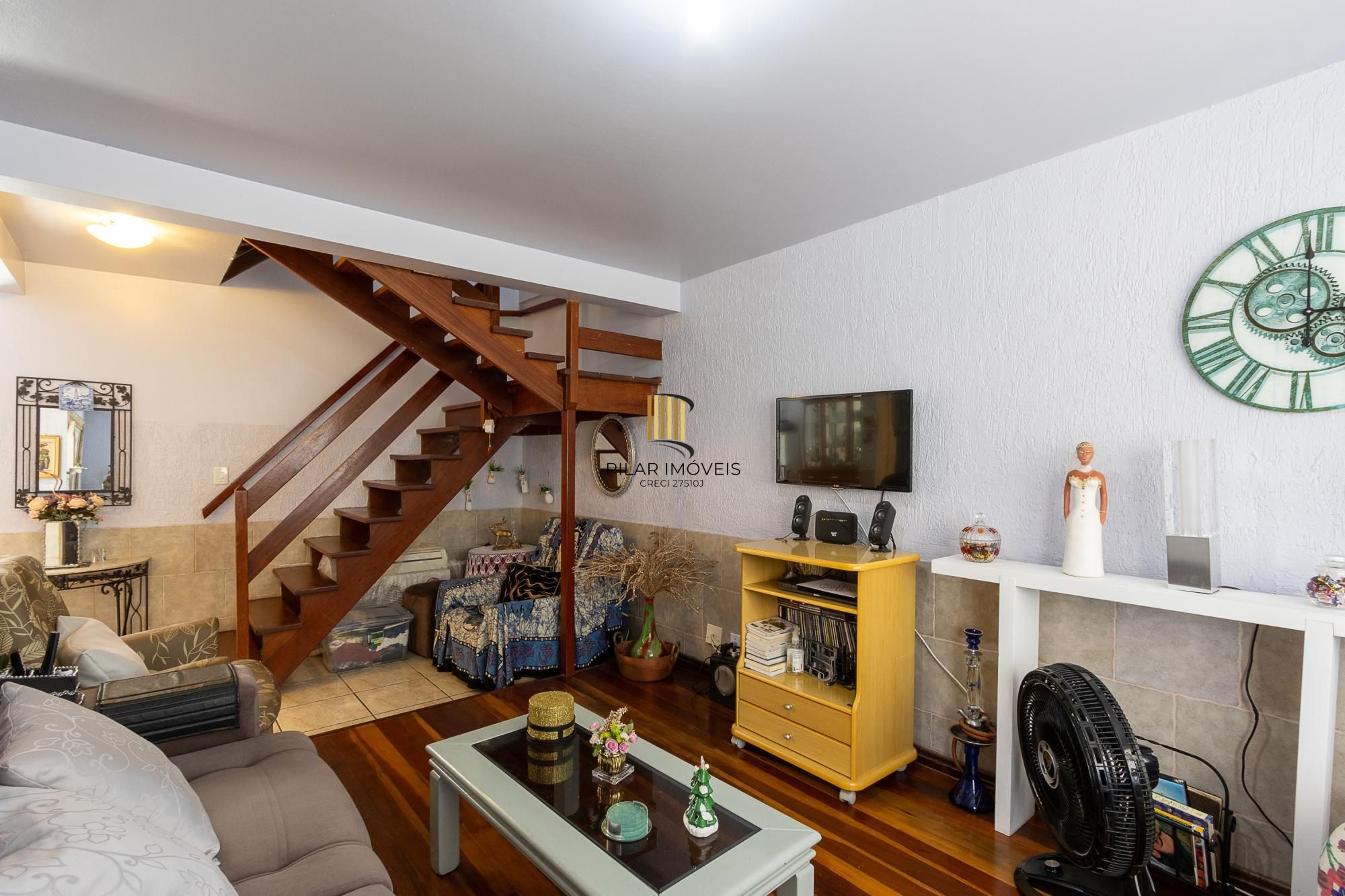 Casa de condomínio, de 3 dormitórios, 1 suíte e 2 vagas de garagem.