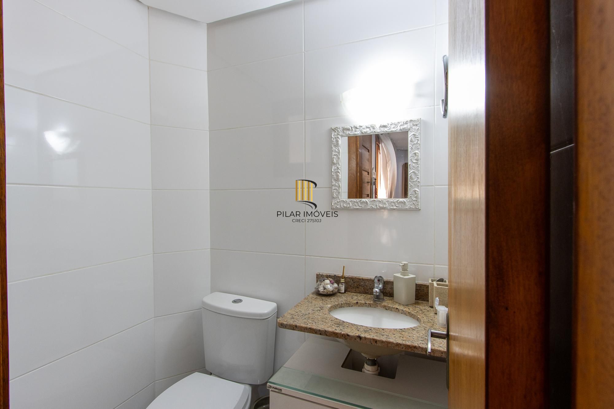 Casa de condomínio, 3 quartos, 1 suíte, piscina e 2 vagas de garagem;