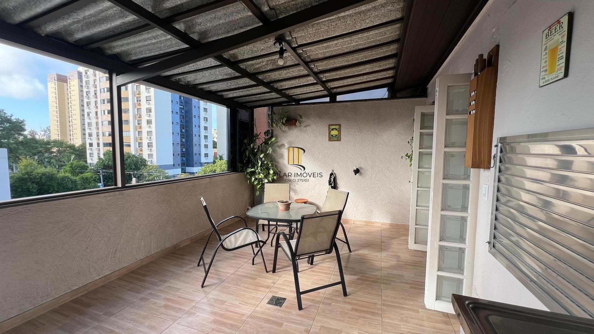 Cobertura no bairro Menino Deus com 01 dormitório sendo suíte