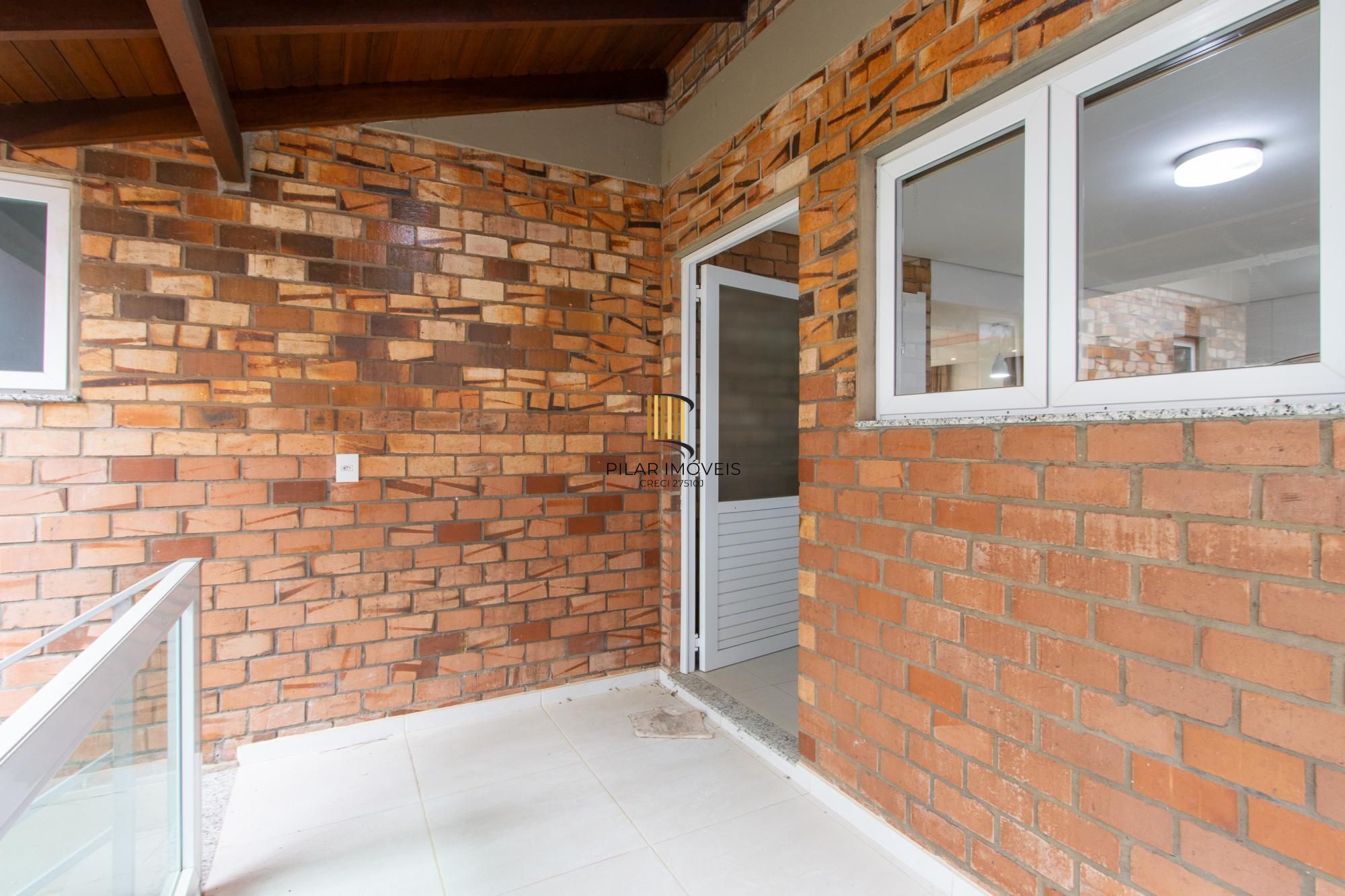 Casa de alvenaria, com 3 dormitórios, 1 suíte, living, cozinha, lavanderia, churrasqueira, banheiro social, pátio e 4 vagas de garagem.