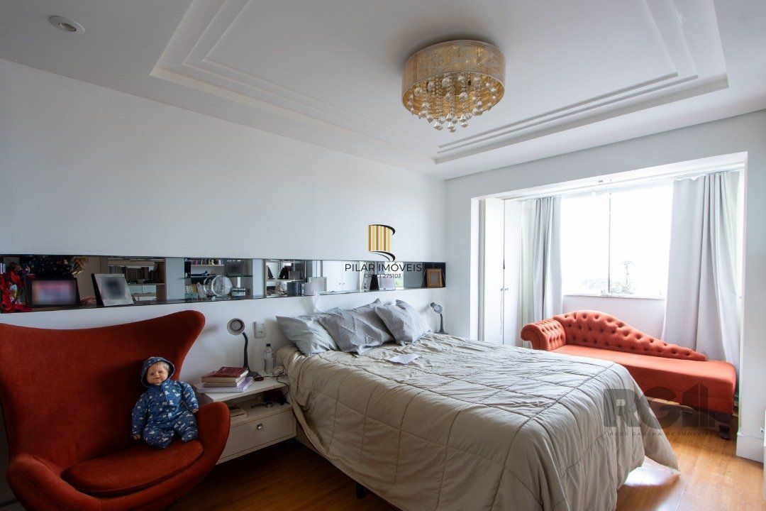 Casa em condominio . com 6 suites, sendo 3 suítes master com closet e hidro.