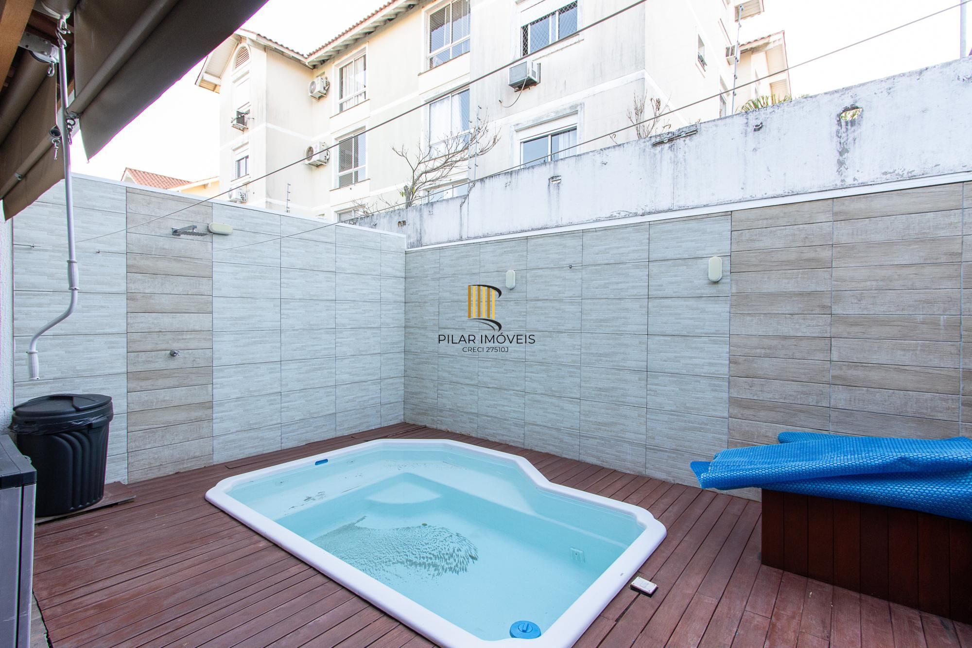 Casa de condomínio, 3 quartos, 1 suíte, piscina e 2 vagas de garagem;