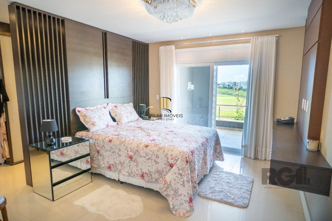 Oportunidade Única! Casa em Condomínio à Beira do Lago com 4 Suítes, sendo uma Térrea e uma Suíte Master Espetacular!