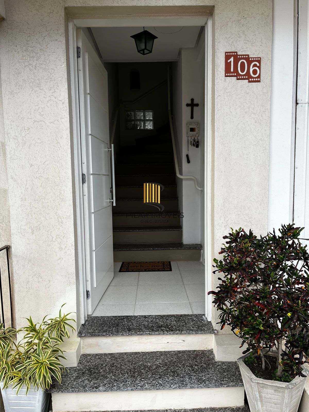 Sobrado  com 3 quartos, 1 suíte, lareira, churrasqueira, 3 vagas cobertas na zona sul.