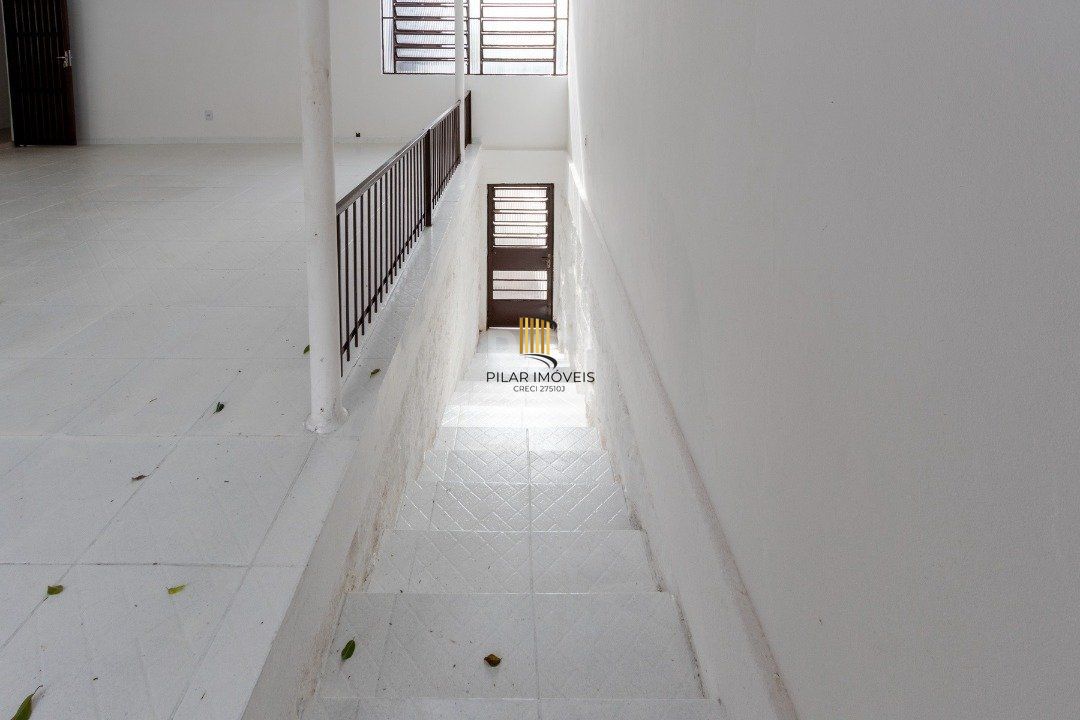 Casa para Venda - 454.7m², 5 dormitórios, sendo 1 suites, 8 vagas - Teresópolis