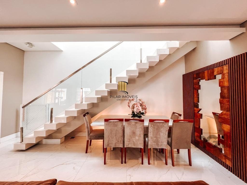 Excelente residência com aproximadamente 219m² privativos,