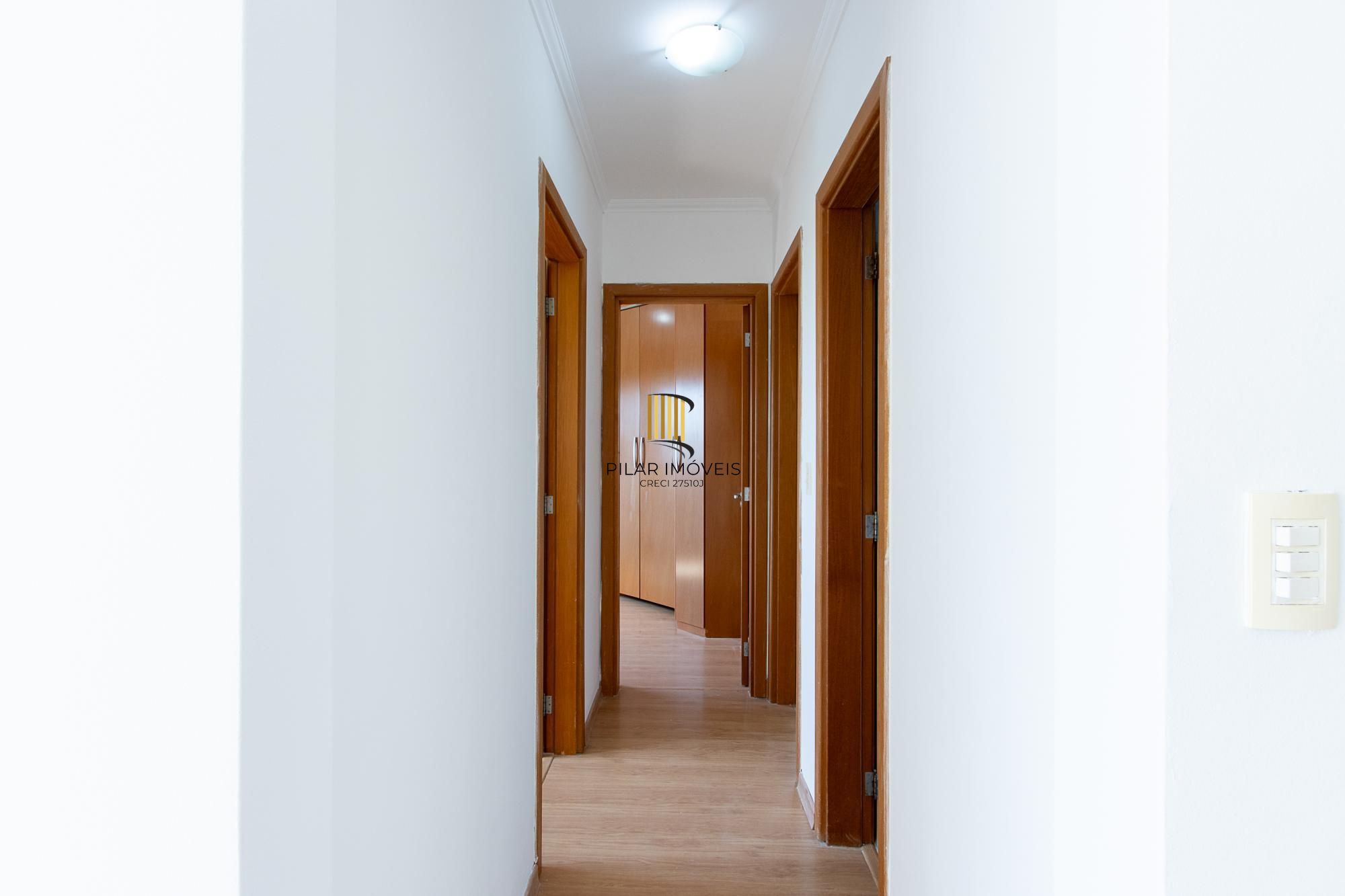 Apartamento de 3 dormitórios, 1 banheiro e uma vaga de garagem.