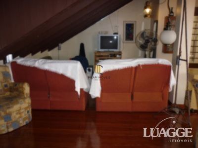casa com 4 dormitórios, sendo uma suíte , e 530 area privativa