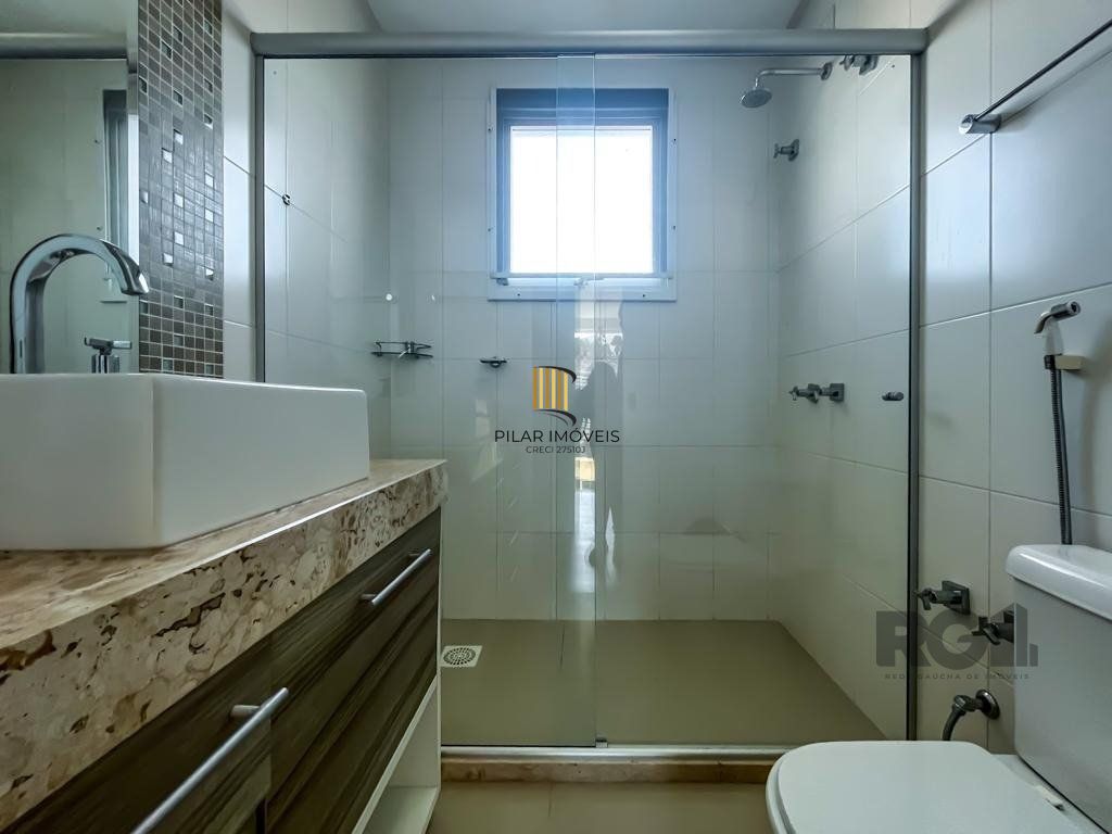 casa Alto Padrão com 239m² privativos, mobiliada e totalmente iluminada.