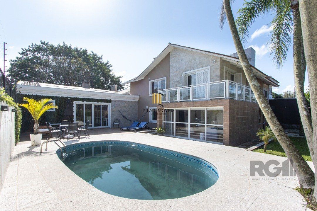 Casa a venda no bairro Guarujá com 4 dormitórios, piscina e salão de festas
