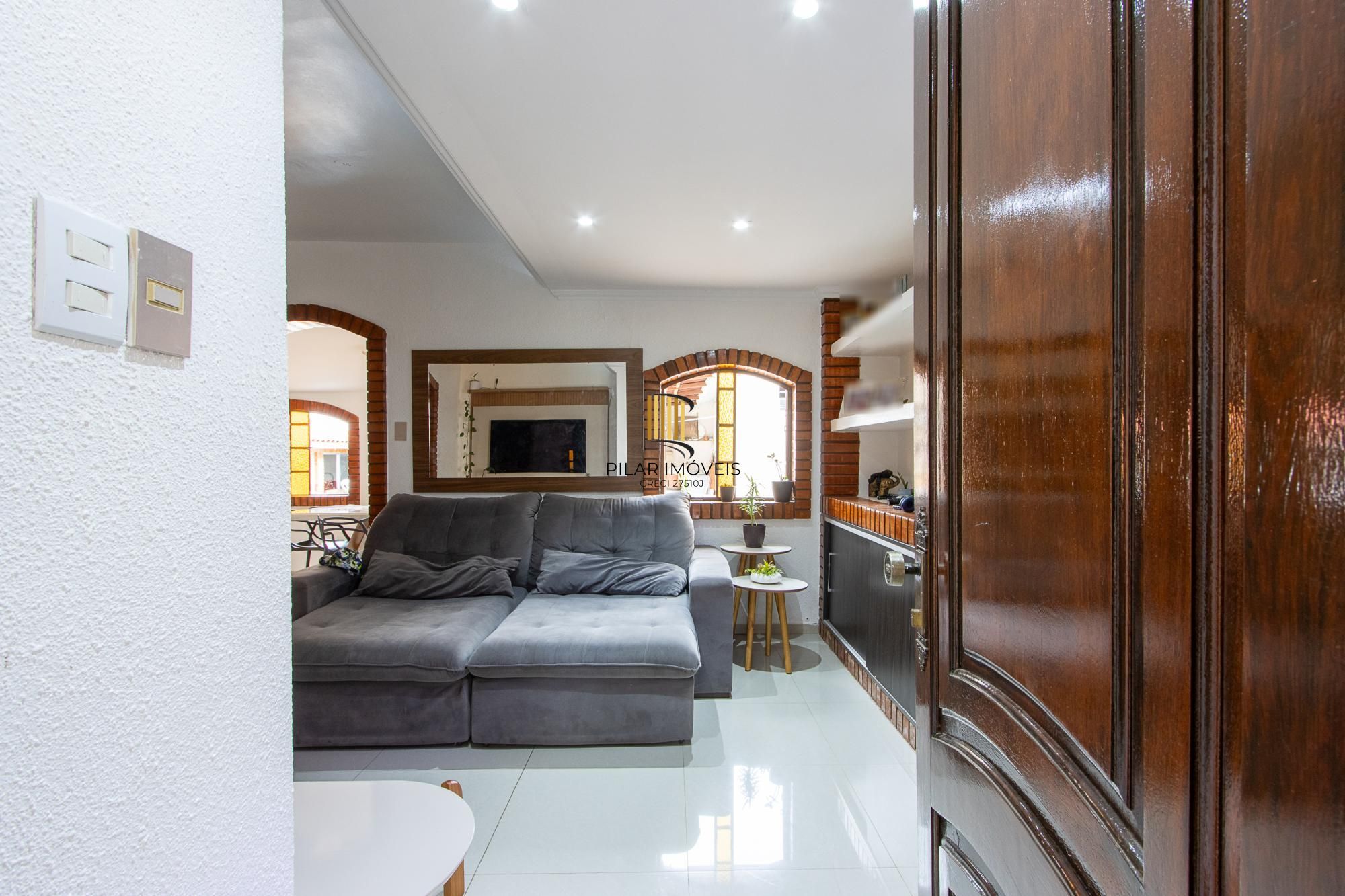 Casa de 4 dormitórios, 2 suítes, piscina, pátio e 2 vagas de garagem.