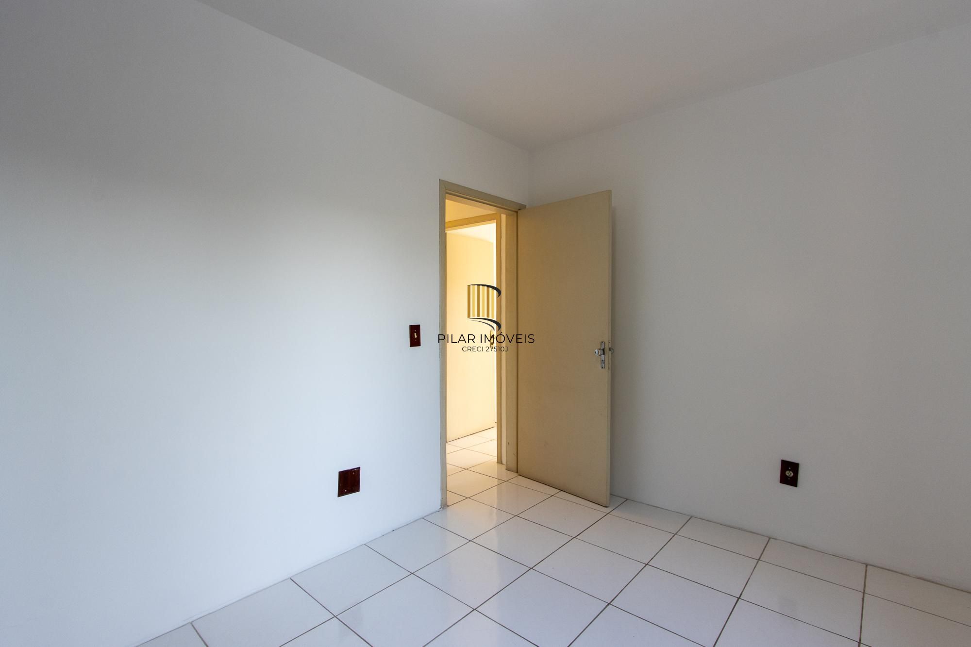 Casa de condomínio, 3 dormitórios, 1 suíte, 1 vaga coberta, no bairro Cristal.