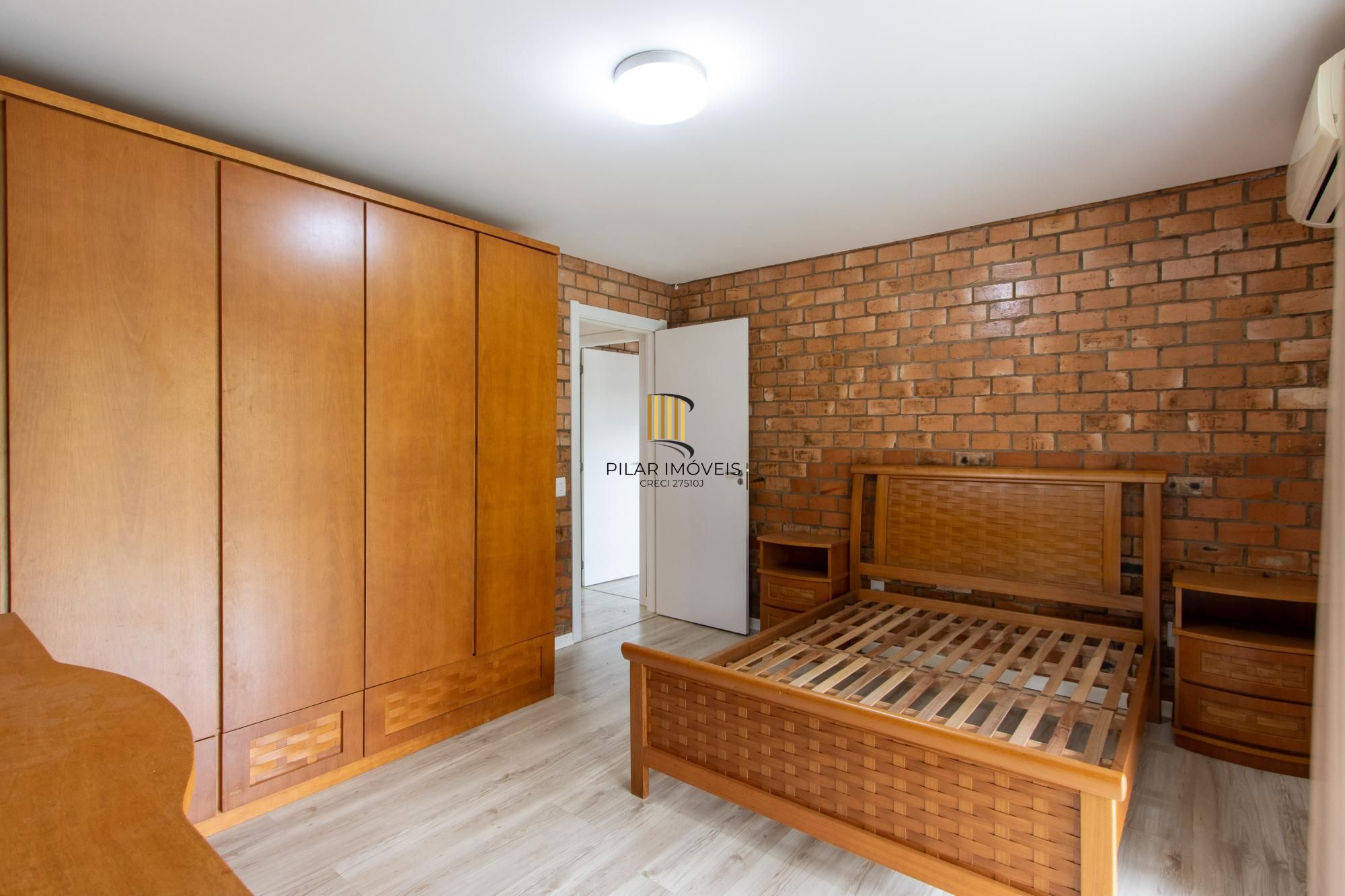 Casa de alvenaria, com 3 dormitórios, 1 suíte, living, cozinha, lavanderia, churrasqueira, banheiro social, pátio e 4 vagas de garagem.