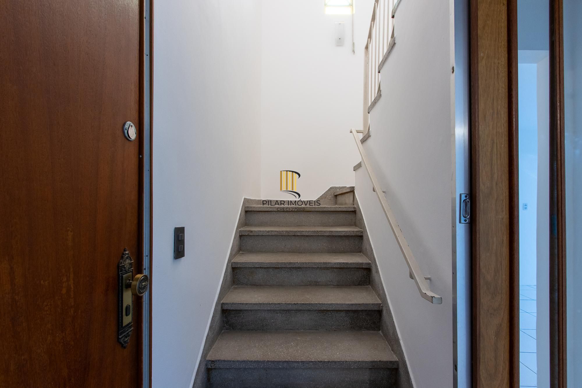 Casa de condomínio, 3 dormitórios, 1 suíte, 1 vaga coberta, no bairro Cristal.