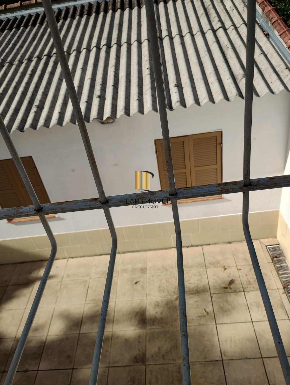 Excelente Casa com 03 suítes + Apto nos fundos com 01 Dor. Garagem 3 carros