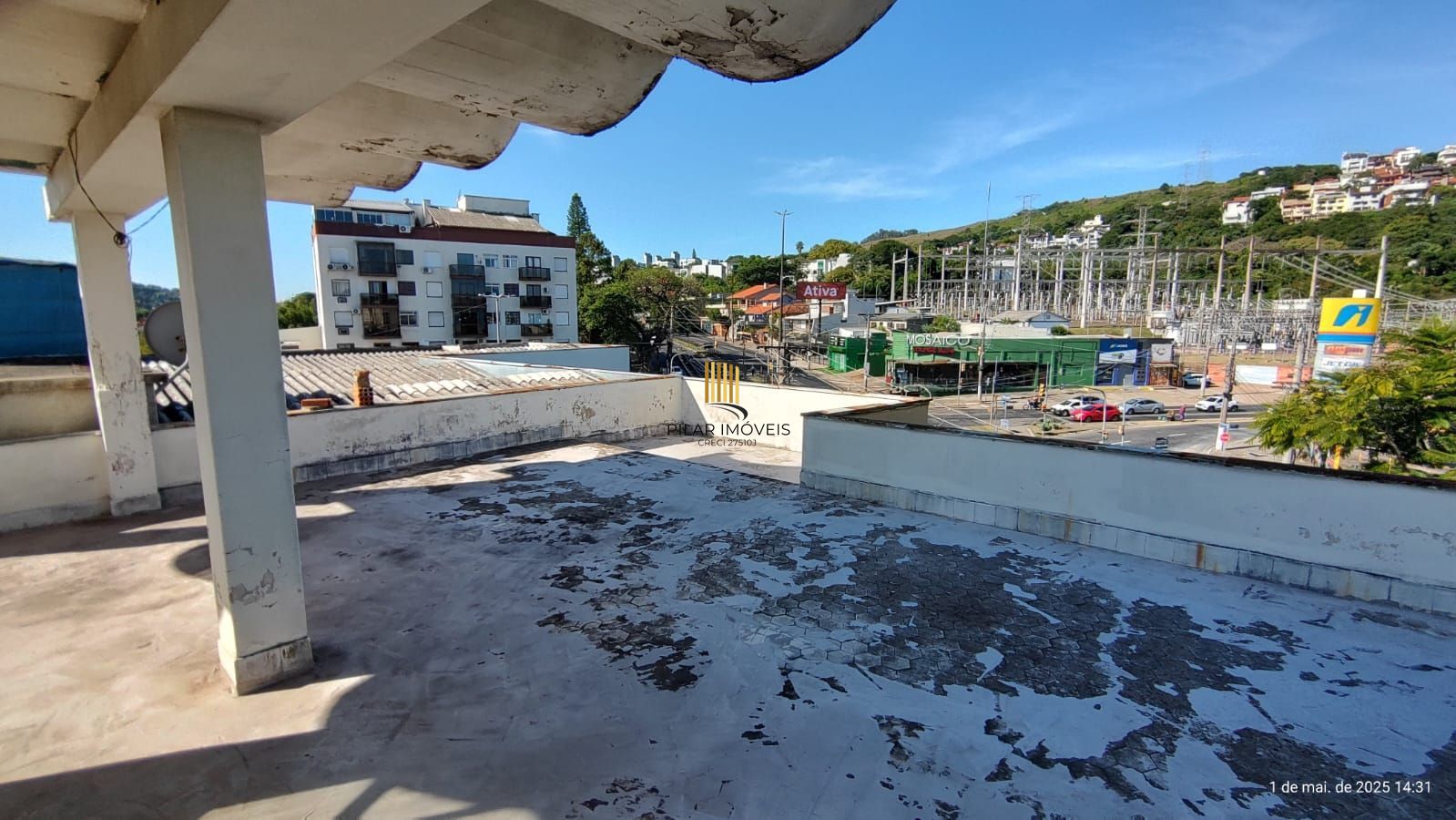 Apartamento de 4 dormitórios, 2 suítes, living amplo e arejado com sacada.