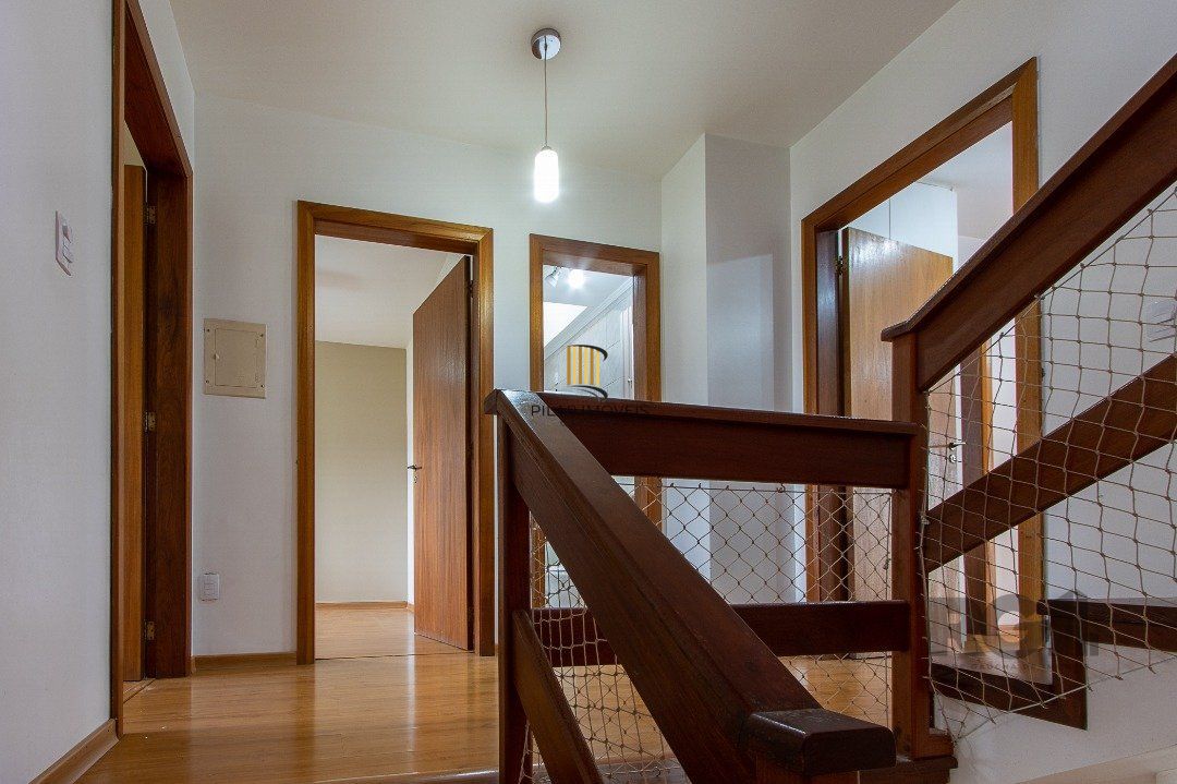 Casa de alvenaria, 3 dormitórios, 1 suíte e pátio com piscina, bairro Espírito Santo.