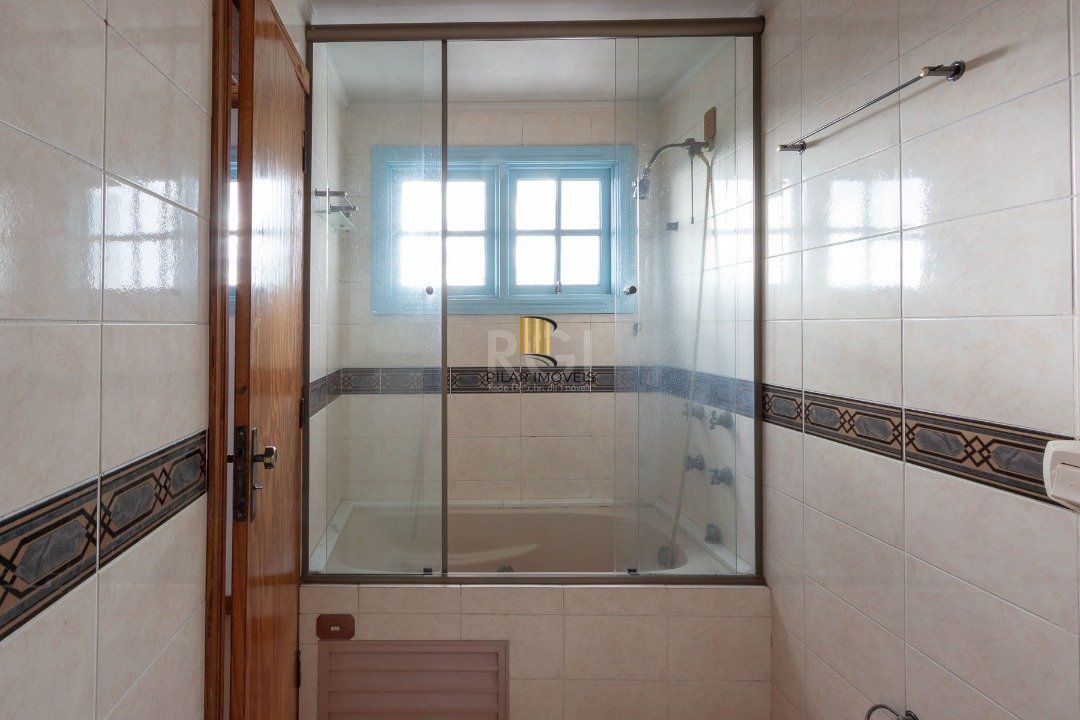 Casa com piscina em localização nobre no bairro Tristeza com vista para Rio Guaíba.