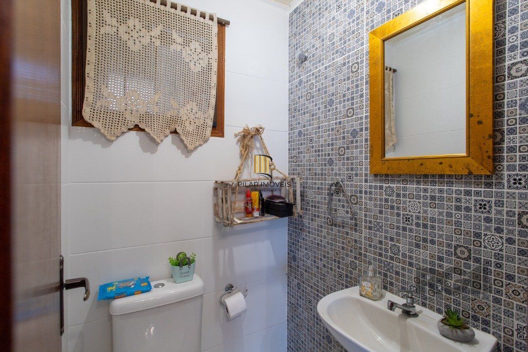 A casa possui 78m² de área construída, com um adicional de 20m²
