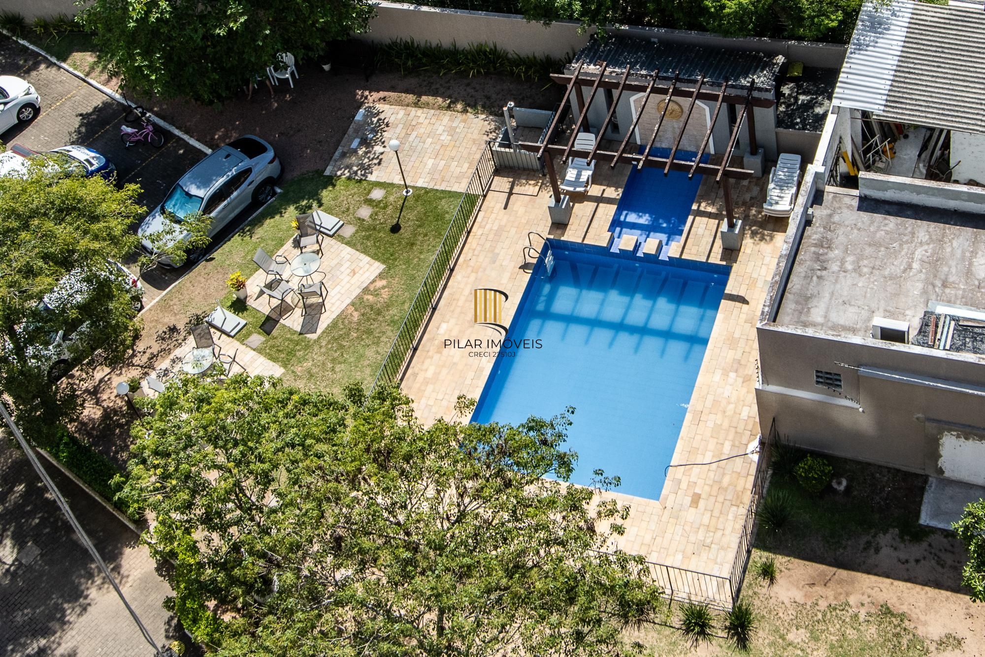 Cobertura de 3 dormitórios, 1 suíte e duas vagas de garagem no bairro Cristal.