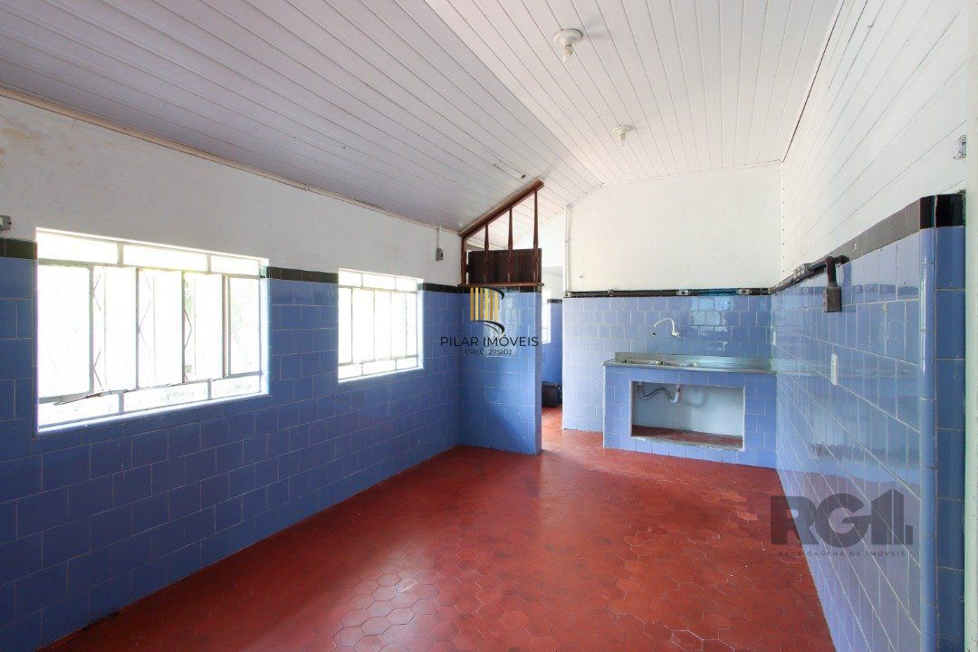 Casa mista com 4 dormitórios, 2 banheiros, 1 lavabo e 3 vagas a uma quadra da Av. Guaíba