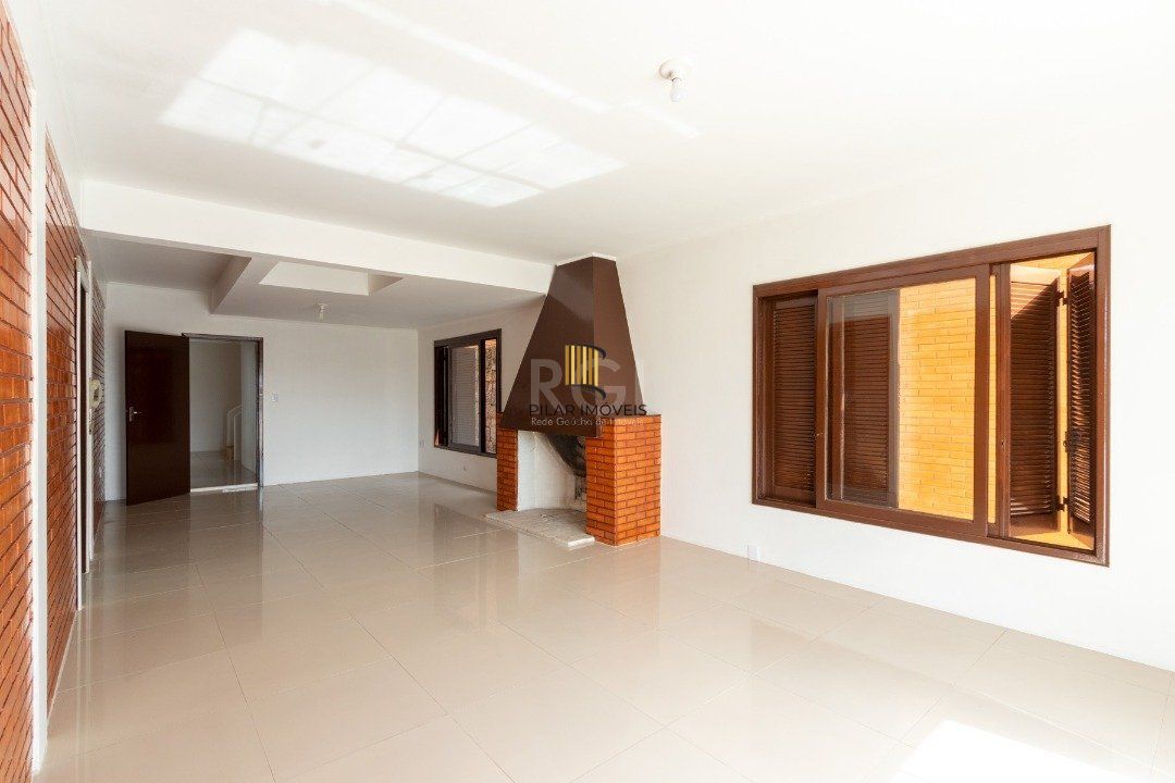 Casa para Venda - 454.7m², 5 dormitórios, sendo 1 suites, 8 vagas - Teresópolis