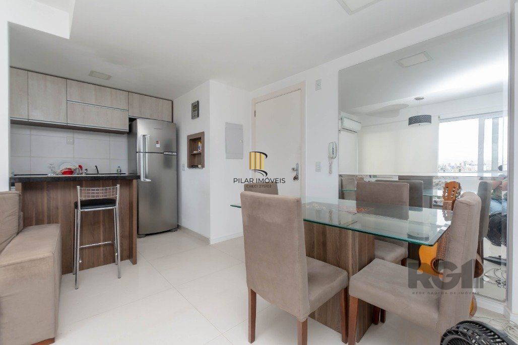 Apartamento andar alto que possui 2 dormitórios, sendo 1 súite, living para 2 ambientes, cozinha mobiliada, banheiro auxiliar