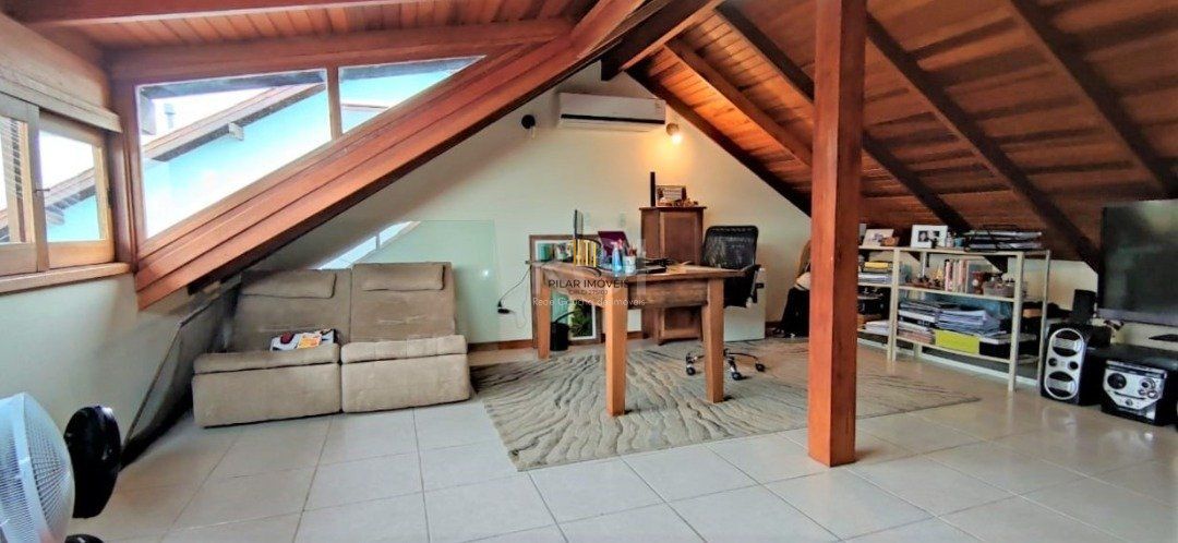 Casa para Venda - 179m², 3 dormitórios, sendo 1 suites, 5 vagas - Hípica