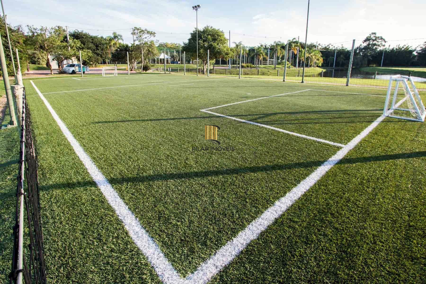 A casa conta com 434m2 de área construída, mas com um aproveitamento total dos 1.012m2 do lote