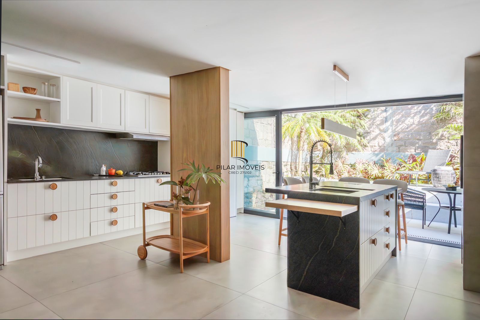 Casa com 3 suítes amplas, além de uma sala generoso com lareira e 2 vagas de garagem.