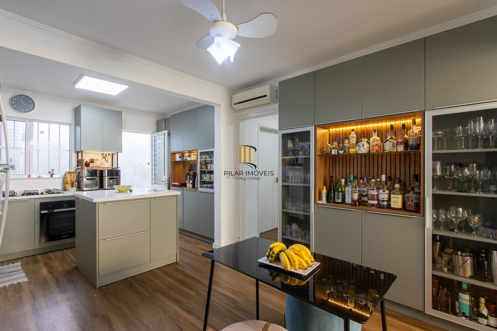 Linda casa totalmente reformada, 3 quartos (1 suite), 2 vagas cobertas - Bairro Nonoai