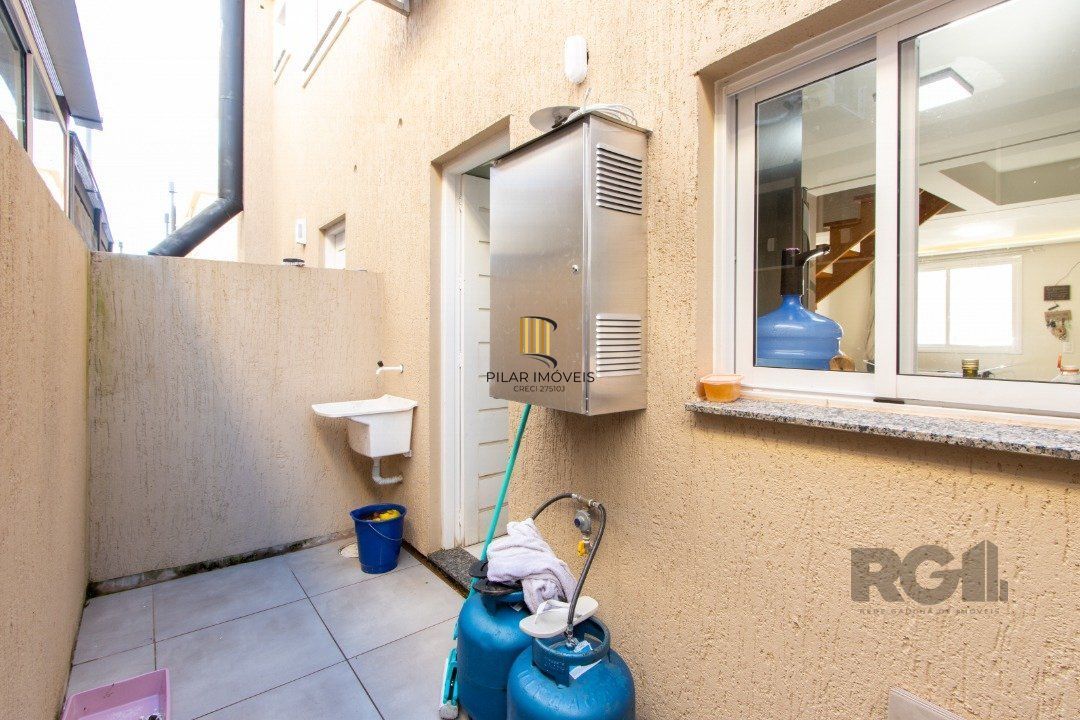 Casa em condomínio,  possui 2 dormitórios, sala para 2 ambientes e 1 vaga.
