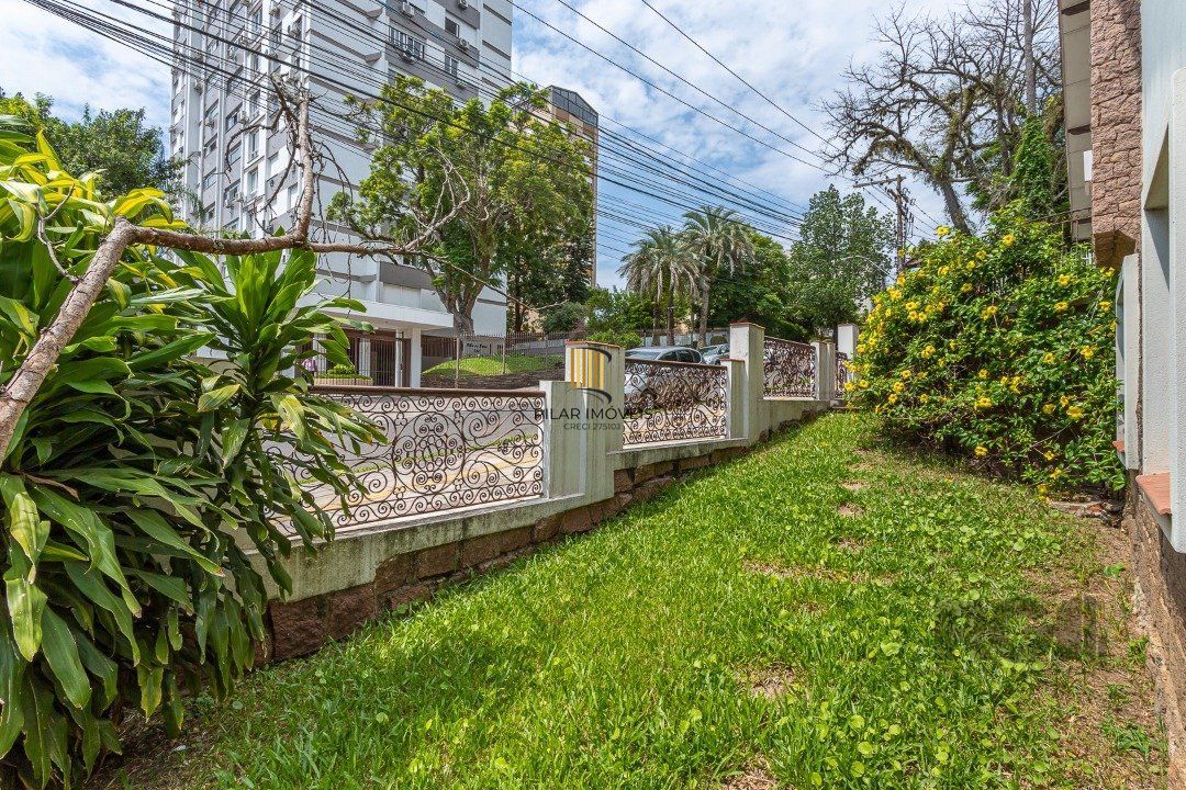 Casa  4 dormitórios, sendo 1 suíte no bairro Menino Deus em Porto Alegre