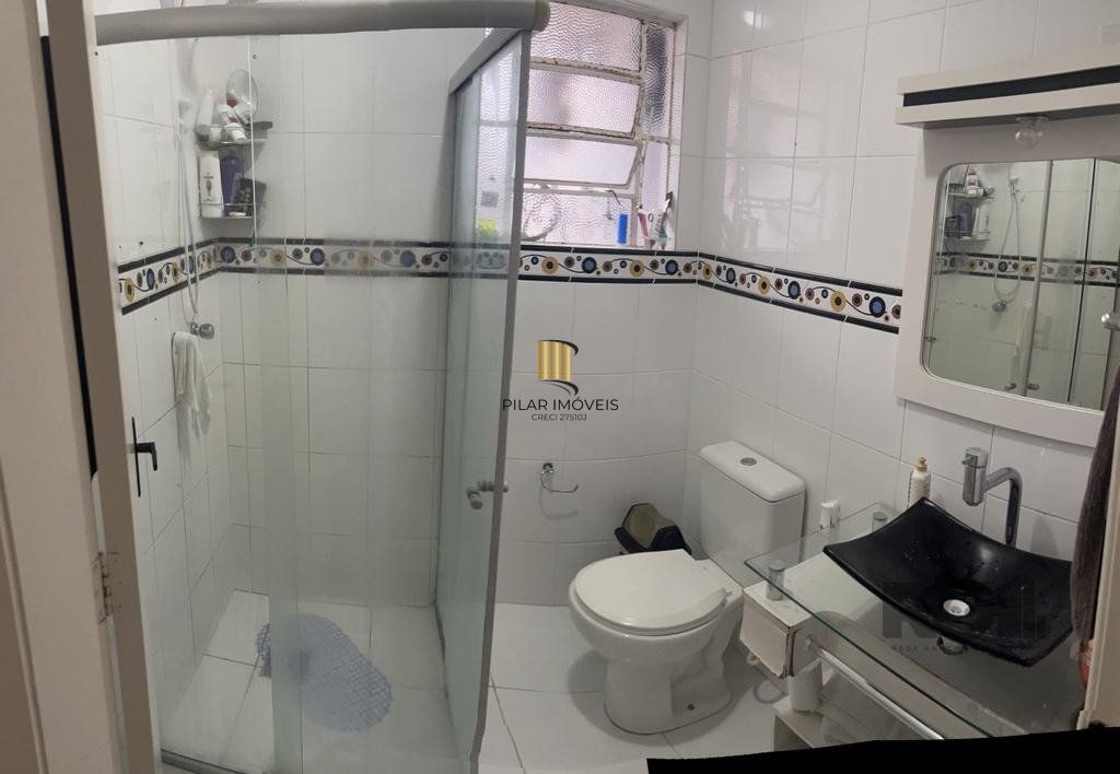 Apartamento de 2 dormitórios, living, cozinha, área de serviço e banheiro social.